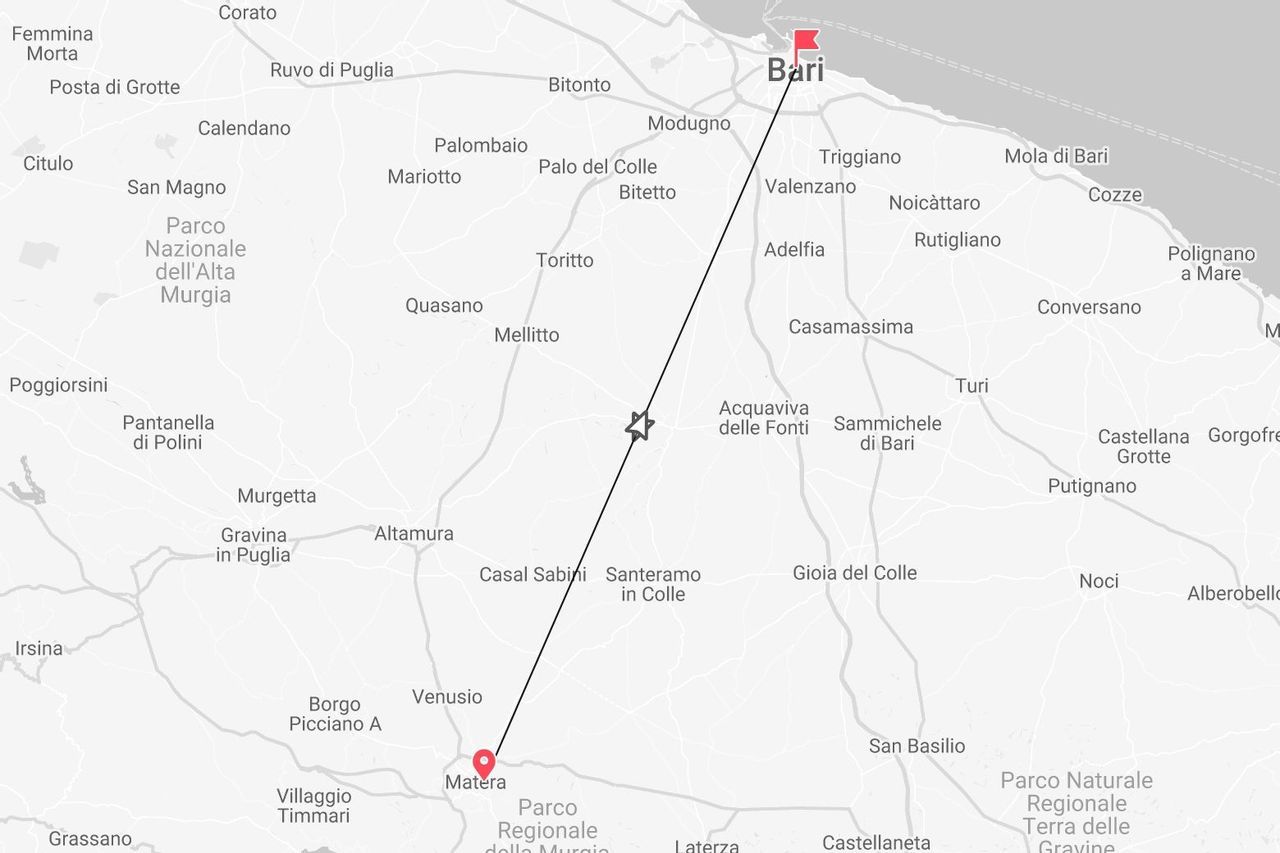 Una mappa della Puglia, Italia, che mostra un percorso di viaggio diretto che collega le città di Matera e Bari.