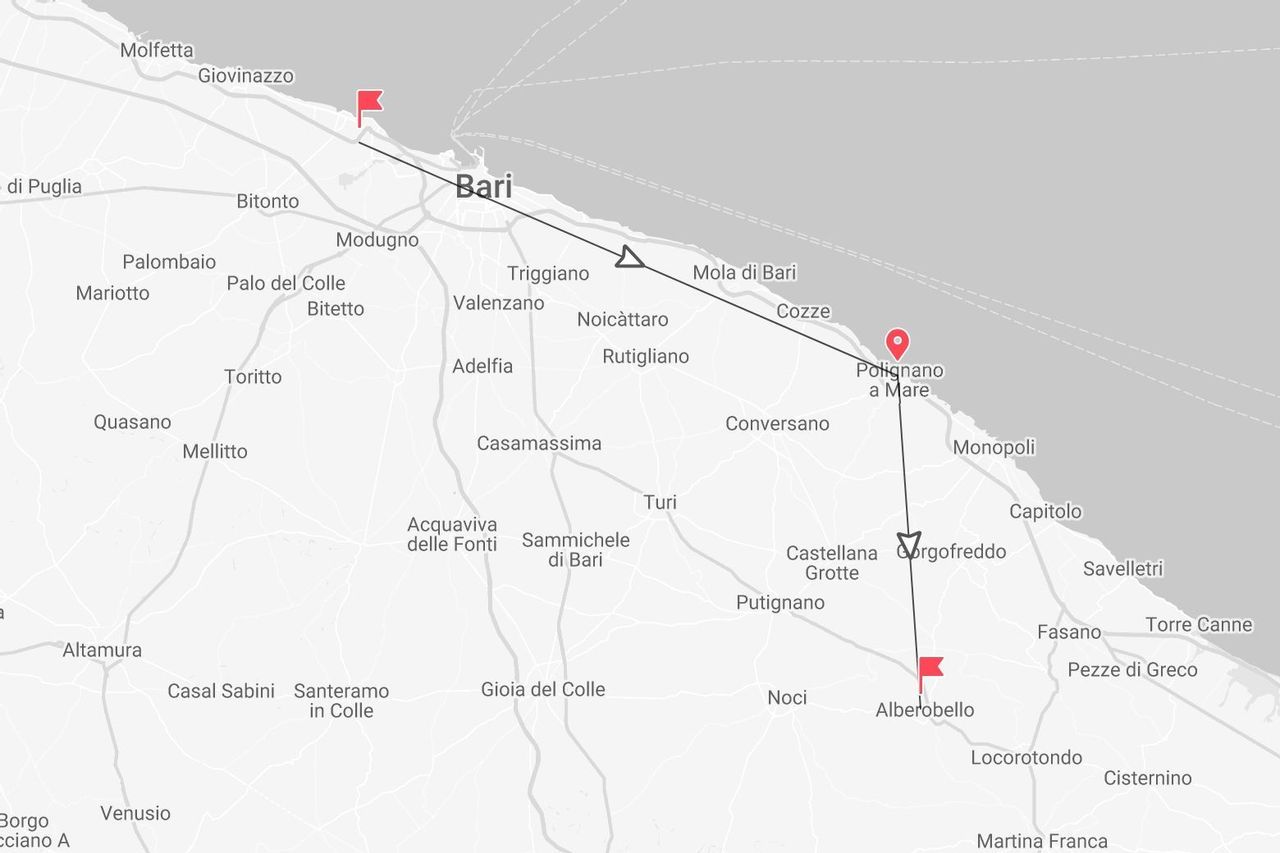 Una mappa di un itinerario di viaggio in Puglia che va da Bari a Polignano a Mare e termina ad Alberobello.