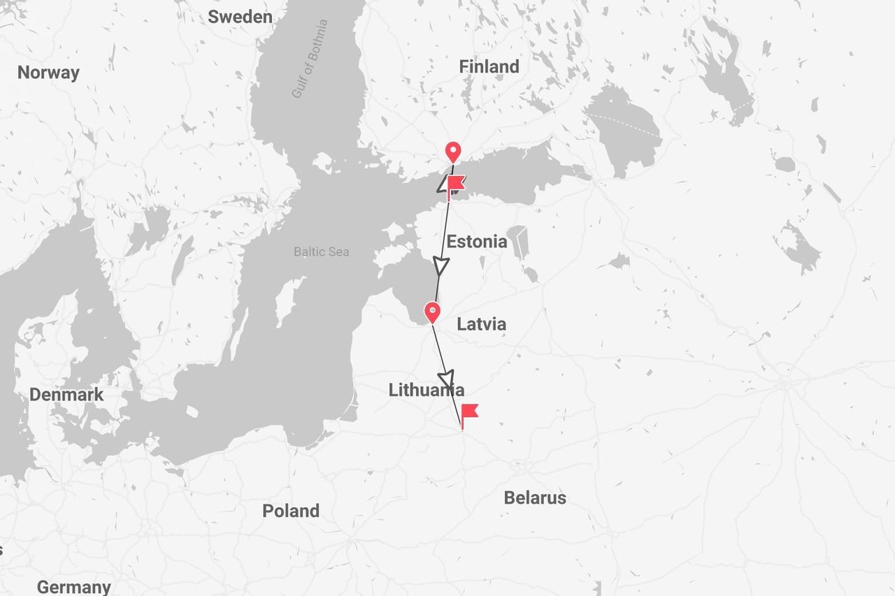 Una mappa in scala di grigi che mostra un itinerario di viaggio con segnaposto e una linea di collegamento attraverso gli stati baltici di Estonia, Lettonia e Lituania.
