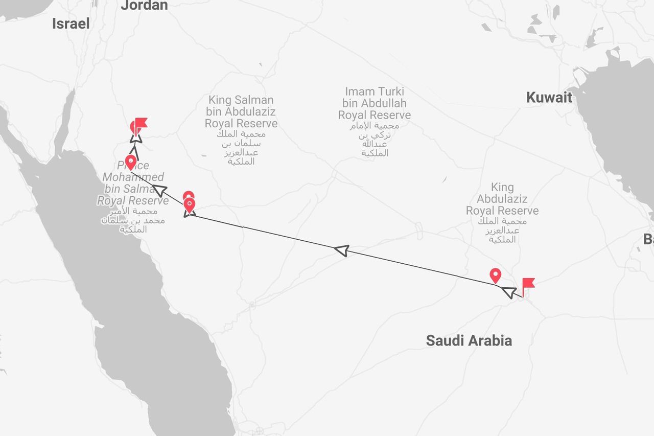 Una mappa che mostra un itinerario di viaggio con puntine attraverso l'Arabia Saudita, passando per aree come la Riserva Reale Principe Mohammed bin Salman.
