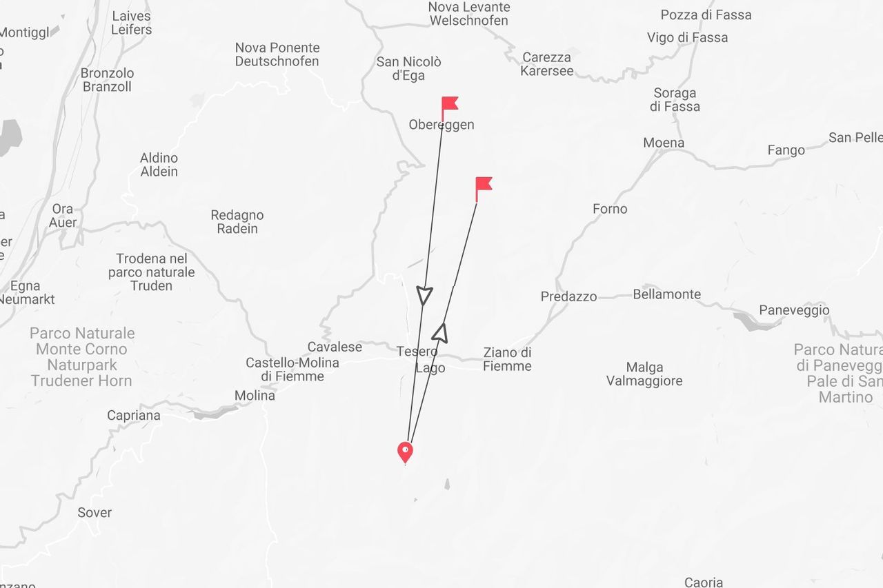 Mappa della Val di Fiemme, Italia, che mostra un itinerario di viaggio con segnaposto rossi e frecce tra Cavalese e Obereggen.