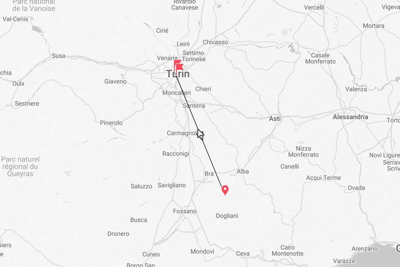 Una mappa dell'Italia settentrionale che mostra un itinerario di viaggio segnato da una linea con un'icona di aereo, da Torino a una destinazione segnata vicino a Dogliani.