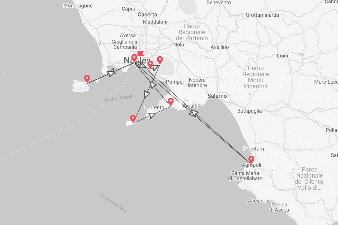Una mappa dell'Italia meridionale che mostra un itinerario turistico con tappe che includono Napoli, Sorrento, Amalfi e Agropoli.