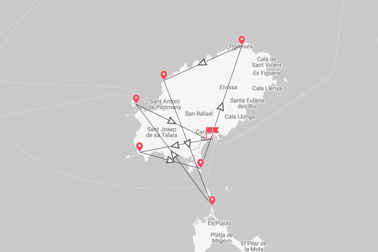 Una mappa stilizzata di Ibiza e Formentera che mostra un itinerario di viaggio con tappe segnate in località come Ibiza Città, Sant Antoni ed Es Pujols.