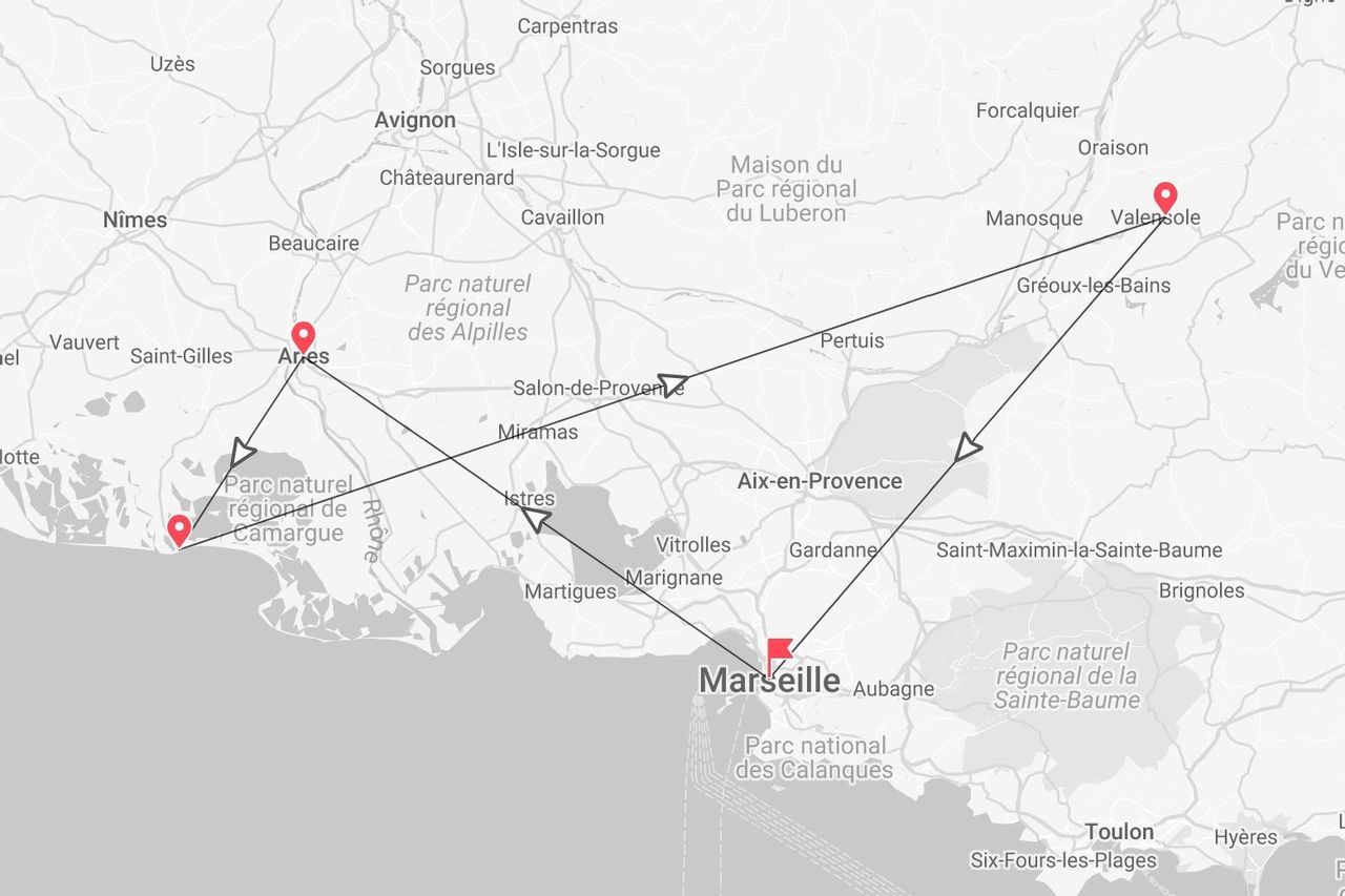 Mappa di un itinerario di viaggio in Provenza, Francia, con tappe a Marsiglia, Valensole, Arles e il Parco regionale della Camargue.