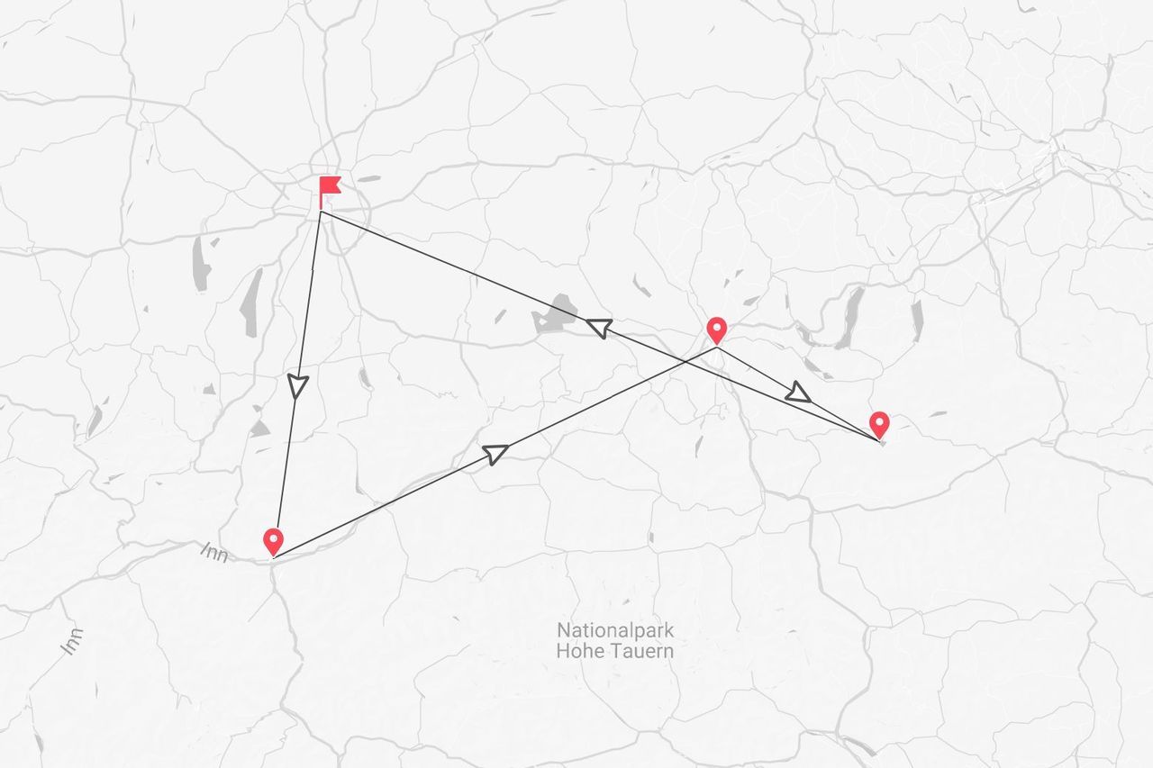 Una mappa stilizzata che mostra un itinerario di viaggio con segnaposto e frecce, che passa per il fiume Inn e il Parco Nazionale Hohe Tauern.