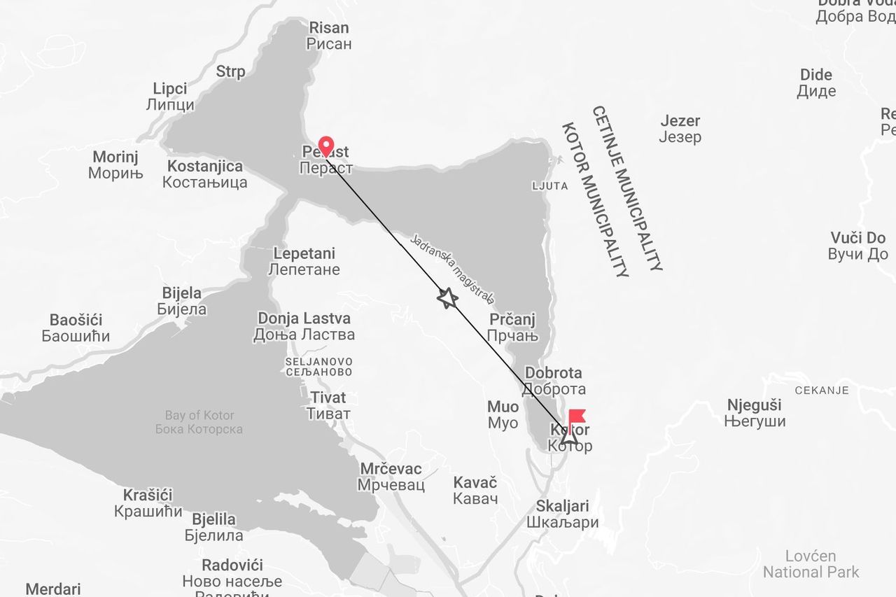 Una mappa della zona della Baia di Cattaro in Montenegro, che mostra città come Cattaro, Perast e Teodo, con un percorso evidenziato tra Perast e Cattaro.
