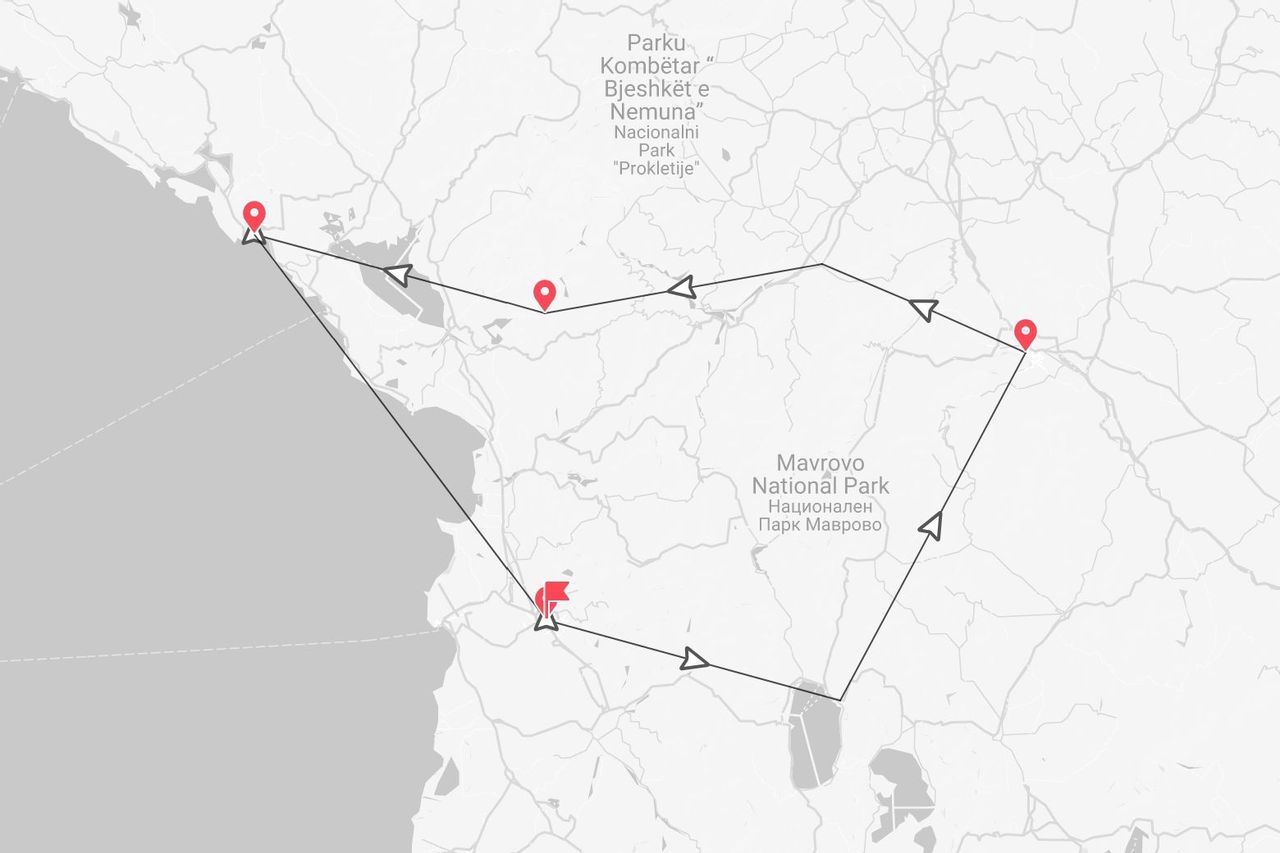 Una mappa stilizzata che raffigura un percorso di viaggio con puntine rosse, che attraversa il Parco Nazionale di Mavrovo e il Parco Nazionale di Prokletije.