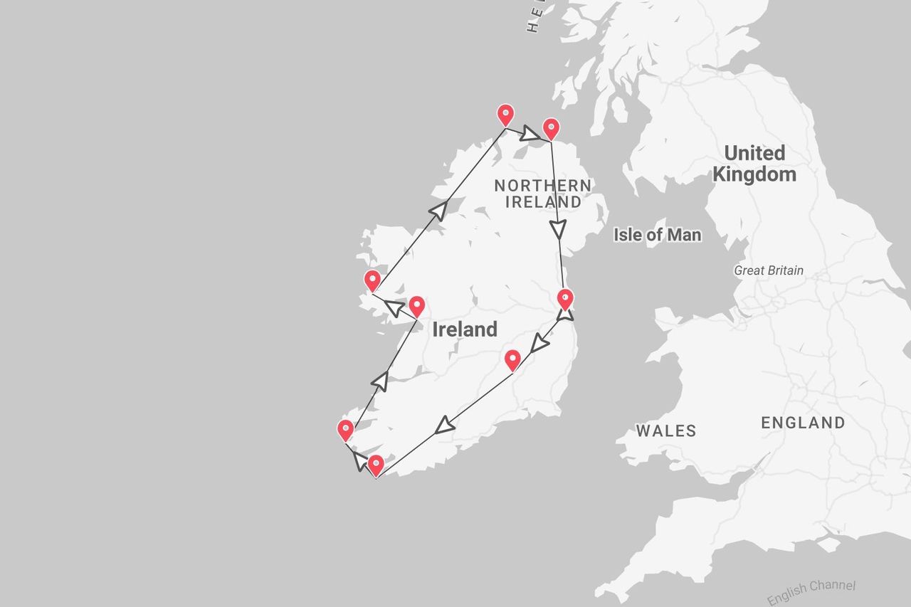 Una mappa che mostra un itinerario turistico in Irlanda e Irlanda del Nord, con puntine rosse che segnano le tappe lungo il percorso.