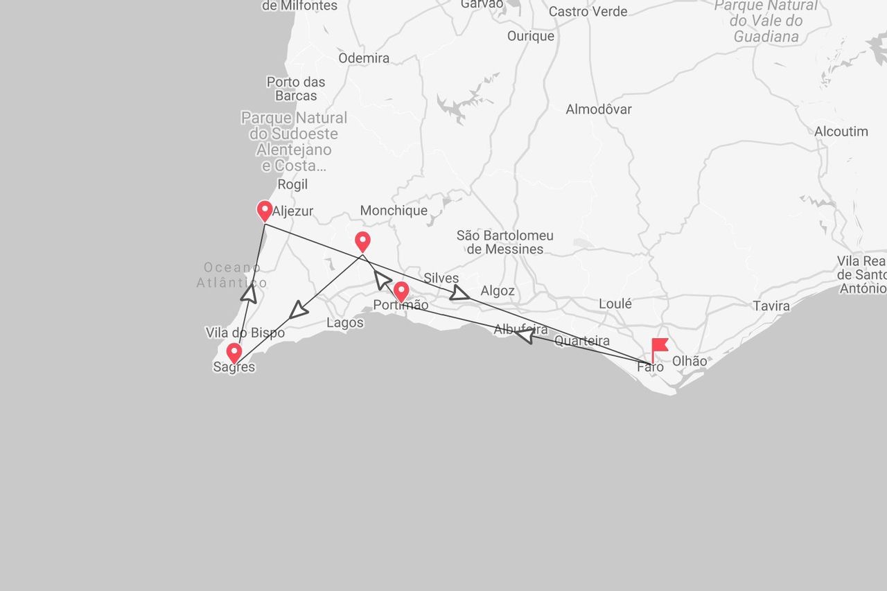 Una mappa della regione dell'Algarve nel Portogallo meridionale che mostra un itinerario di viaggio che collega città come Faro, Lagos e Aljezur.
