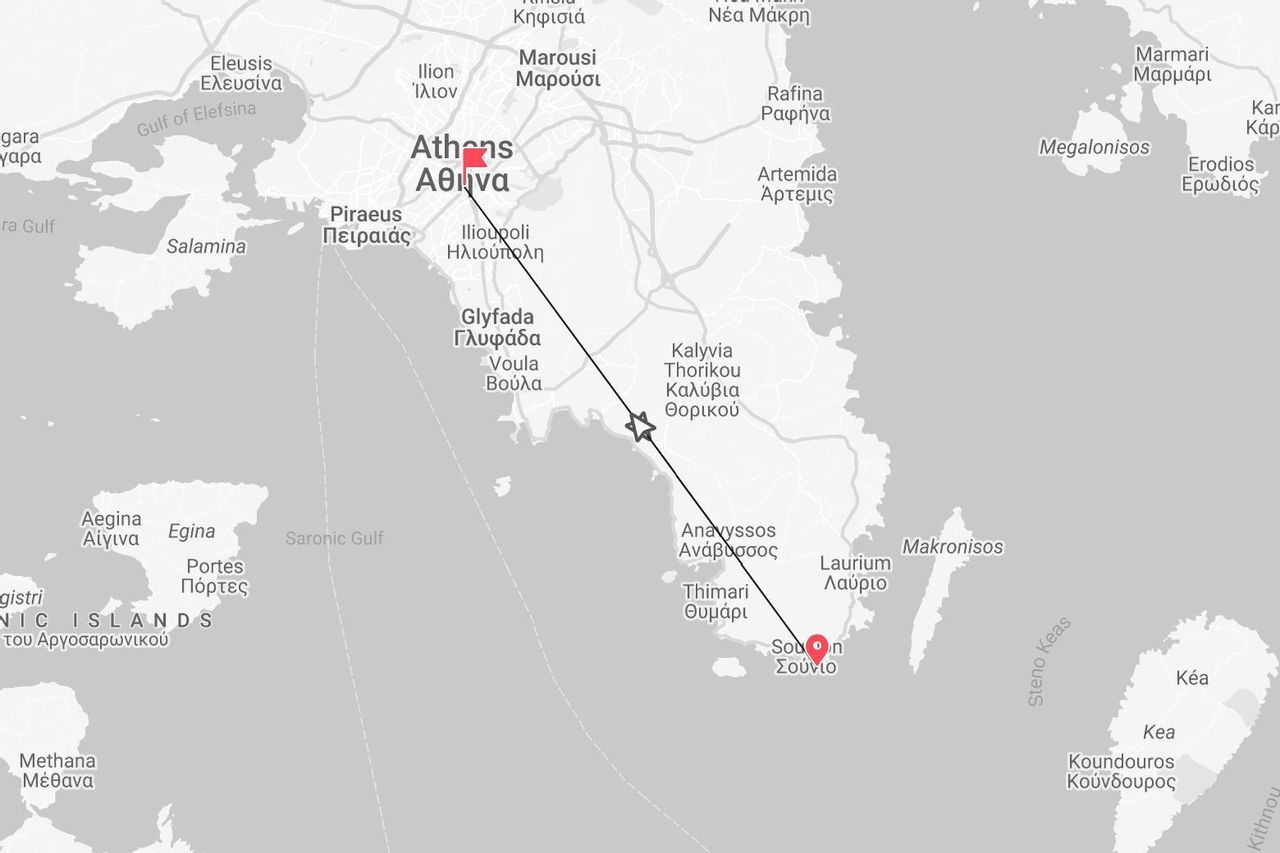 Una mappa in bianco e nero della Grecia che mostra un itinerario di viaggio segnato con una linea da Atene a Sounion, passando lungo la costa.