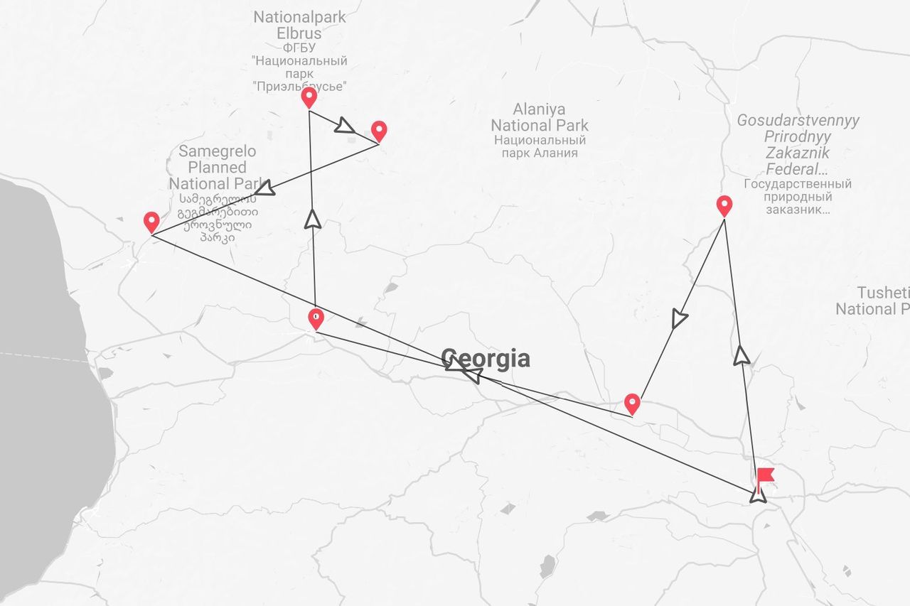 Mappa della Georgia con itinerario turistico a più tappe, contrassegnato da puntine rosse e collegato da linee nere.