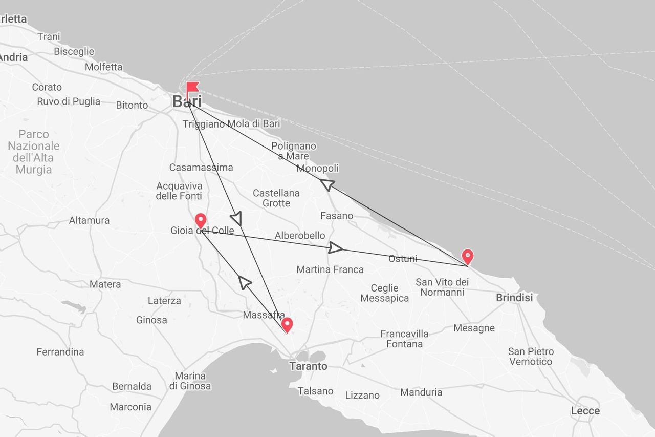 Mappa di un itinerario di viaggio in Puglia, Italia, con un percorso che collega città come Bari, Alberobello e Taranto.