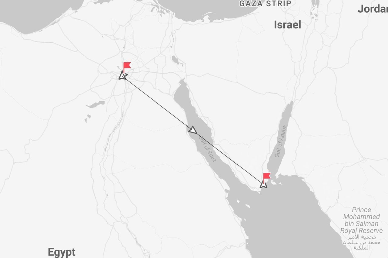 Mappa di una rotta aerea dall'Egitto, attraverso il Golfo di Suez, fino all'Arabia Saudita, con Israele e Giordania anch'essi visibili.