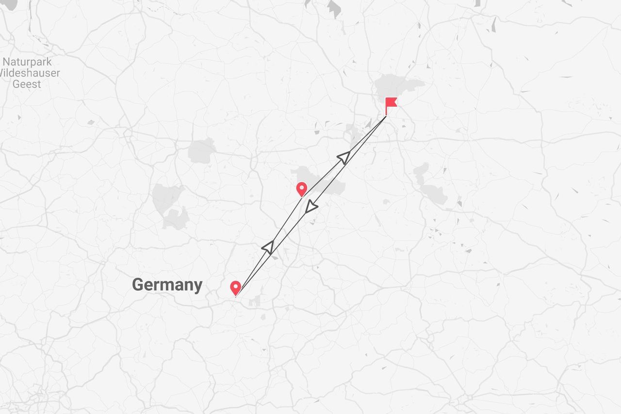 Mappa della Germania con un itinerario di viaggio, che include un punto di partenza, diverse tappe e una destinazione finale contrassegnata da una bandiera rossa.