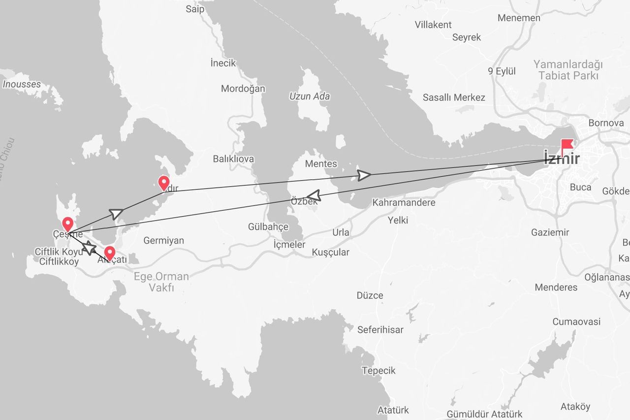 Mappa in scala di grigi con un itinerario di viaggio in Turchia, che collega Smirne a città costiere come Ildır, Çeşme e Alaçatı.