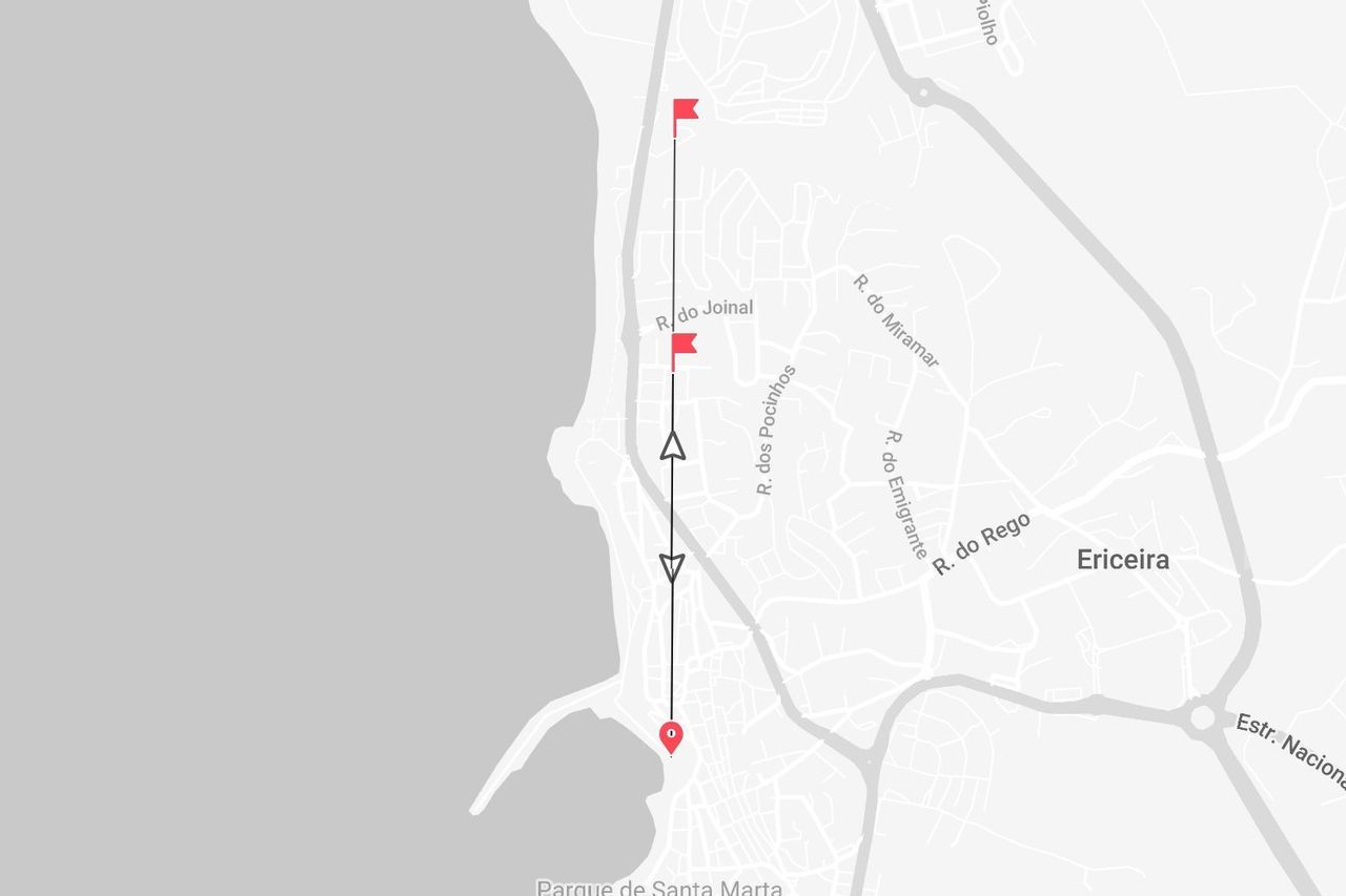 Una mappa di Ericeira che mostra un percorso evidenziato con indicatori lungo la strada costiera R. do Joinal.