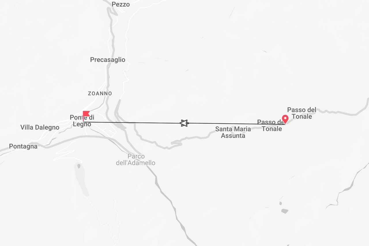 Mappa in scala di grigi che mostra un percorso segnato da una linea retta tra Ponte di Legno e Passo del Tonale.