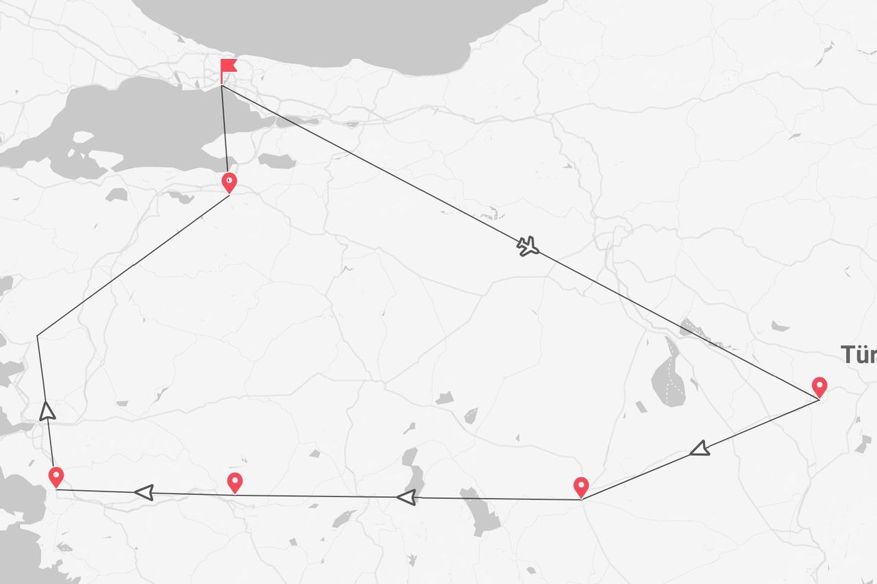 Reiseroutenkarte Türkei: Land- und Flugreisen mit roten Ortsmarkierungen.