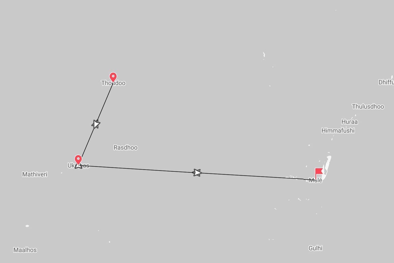 Una mappa delle Maldive con un itinerario di viaggio che collega le isole di Thoddoo, Ukulhas e la capitale Malé.