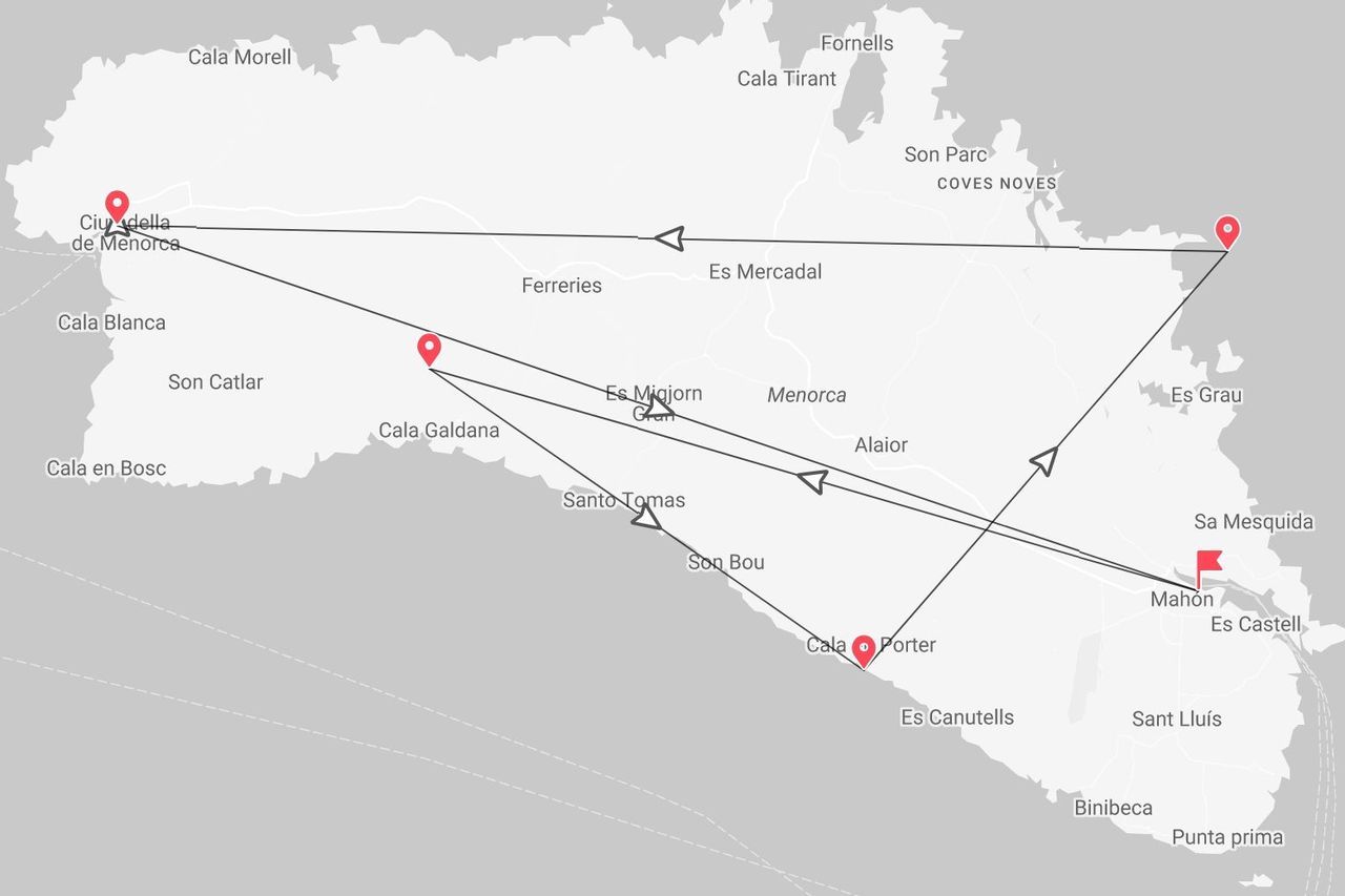 Una mappa di Minorca che mostra un itinerario di viaggio che collega località come Ciutadella, Cala Galdana, Mahón e Coves Noves.