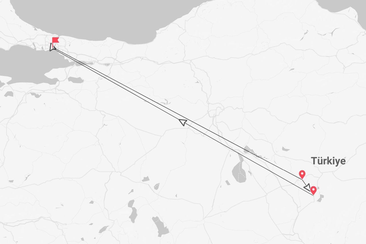 Une carte minimaliste de la Turquie présentant un itinéraire de voyage, avec un trajet en avion d'une ville côtière vers une destination intérieure.