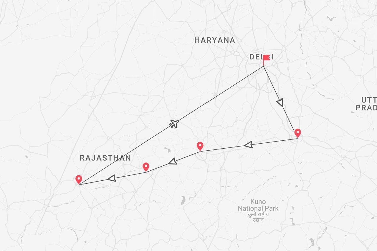 Una mappa di un itinerario di viaggio in India che mostra un percorso triangolare che parte da Delhi, attraversa il Rajasthan e ritorna a Delhi.