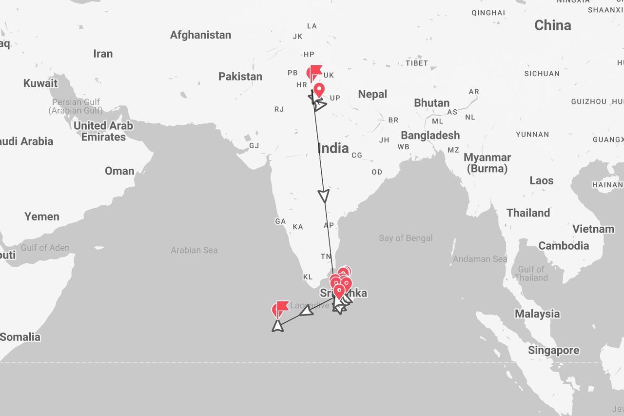 Una mappa che mostra un itinerario di viaggio che inizia nell'India settentrionale, prosegue verso sud attraverso il paese e gira intorno all'isola dello Sri Lanka.