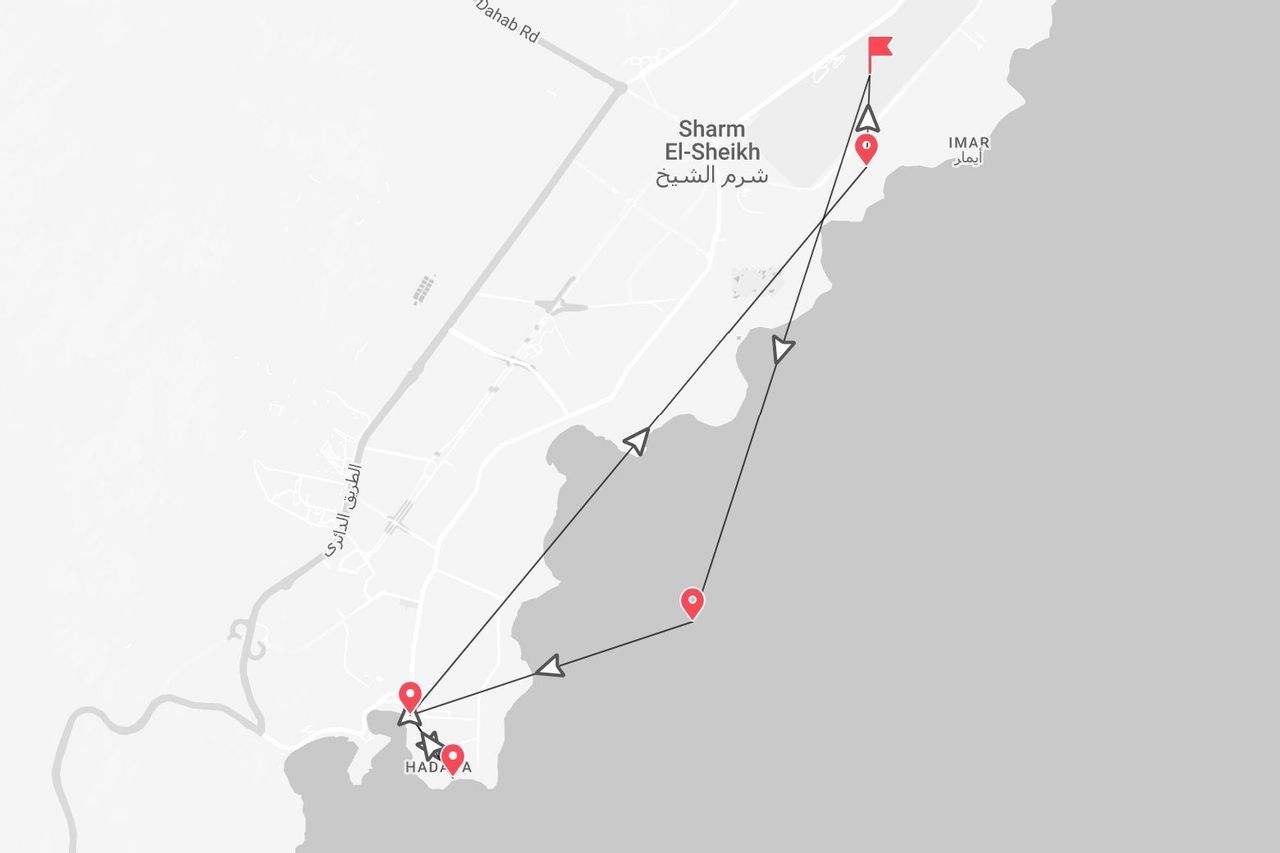 Una mappa in scala di grigi che mostra un itinerario di viaggio attraverso Sharm El-Sheikh, con punti tappa e frecce direzionali che ne indicano il percorso.