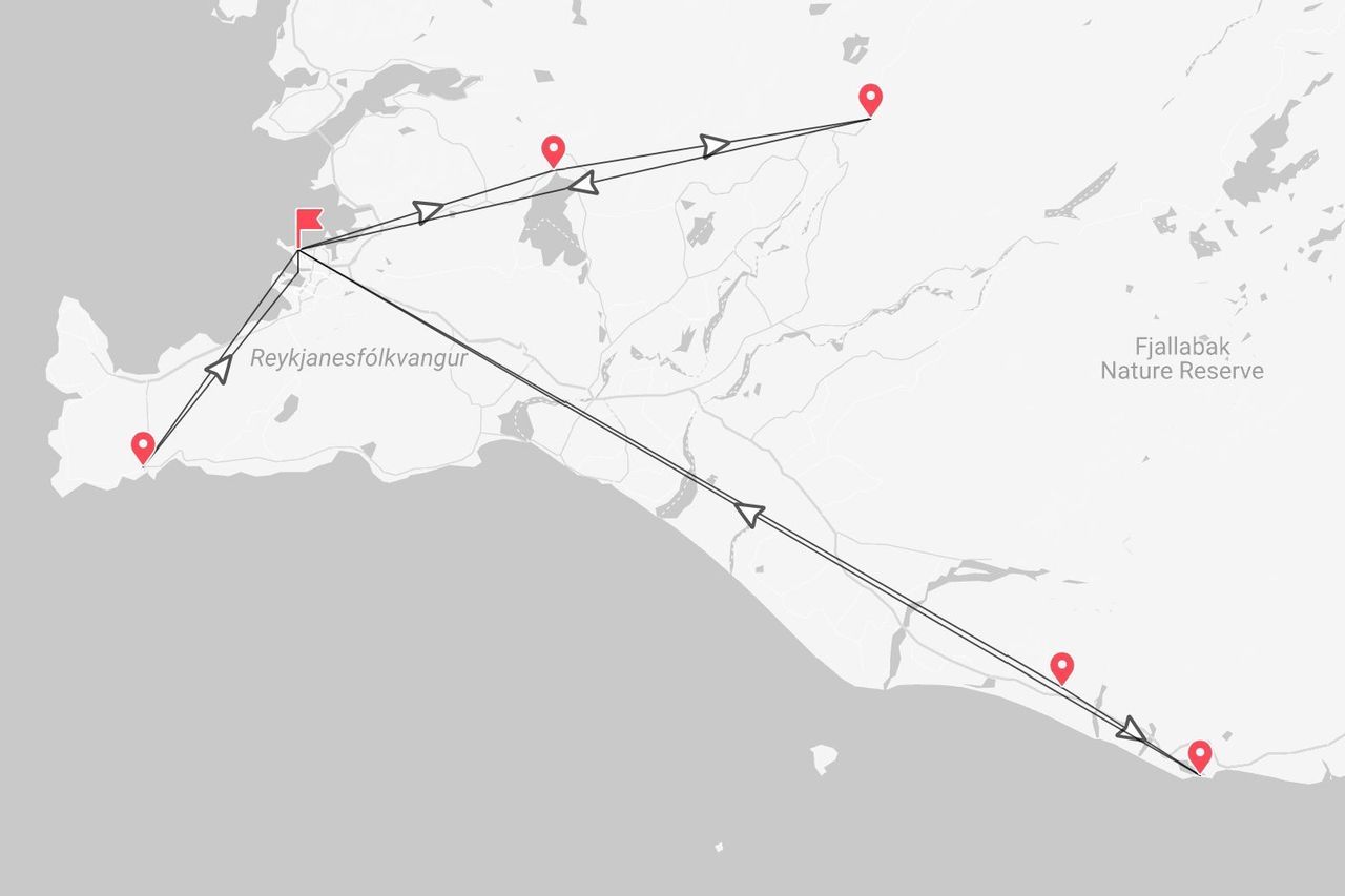 Un mapa de una ruta de viaje en Islandia, pasando por Reykjanesfólkvangur y cerca de la Reserva Natural de Fjallabak, marcado con chinchetas rojas.