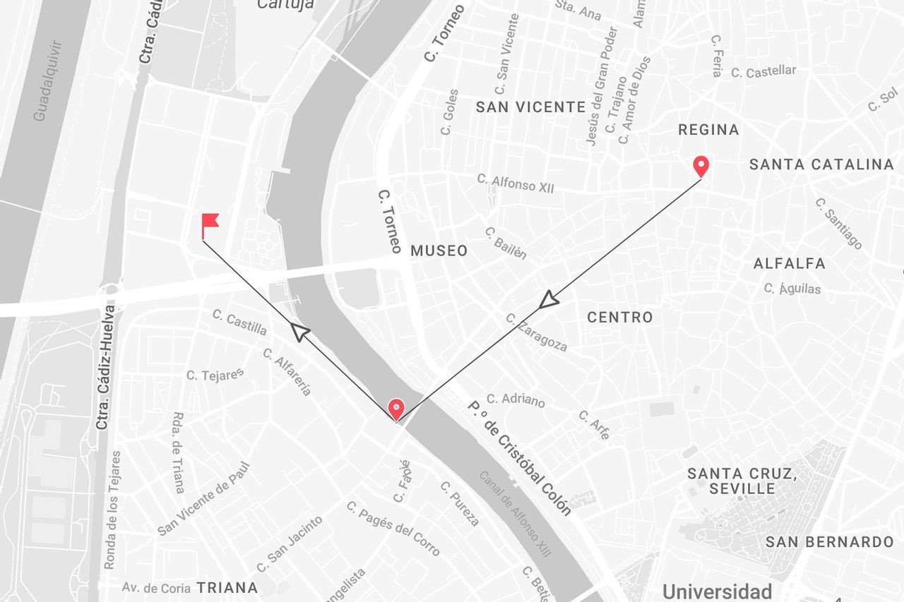 Un mapa en escala de grises de Sevilla, España, con una ruta marcada que muestra puntos de interés, cruzando el río Guadalquivir cerca del barrio de Triana.