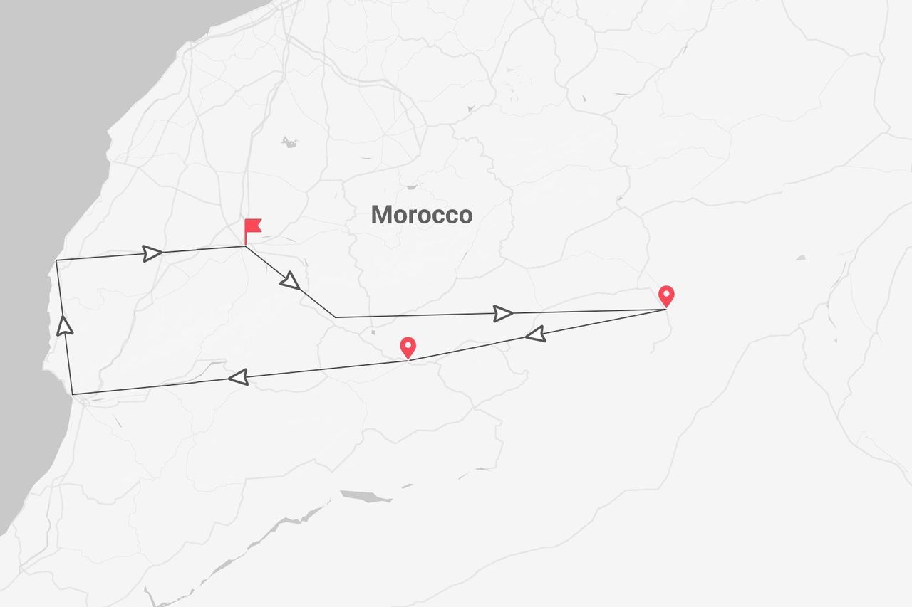 Un mapa estilizado de Marruecos mostrando un itinerario de viaje circular marcado con una línea negra, flechas y pines de ubicación rojos.
