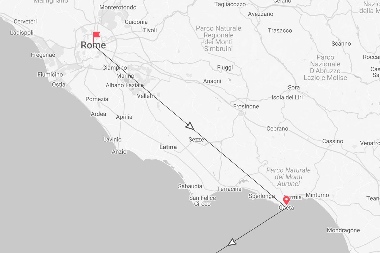 Una mappa dell'Italia che mostra un itinerario di viaggio segnato con una linea e frecce da Roma a Gaeta.