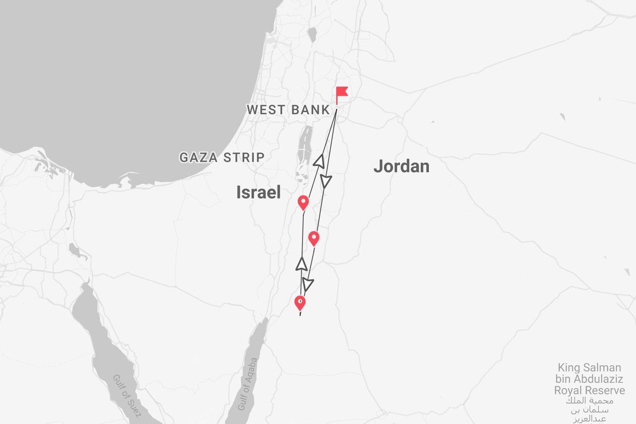 Un mapa con un itinerario de viaje y chinchetas rojas que marcan una ruta por Israel y Cisjordania, junto a Jordania y la Franja de Gaza.