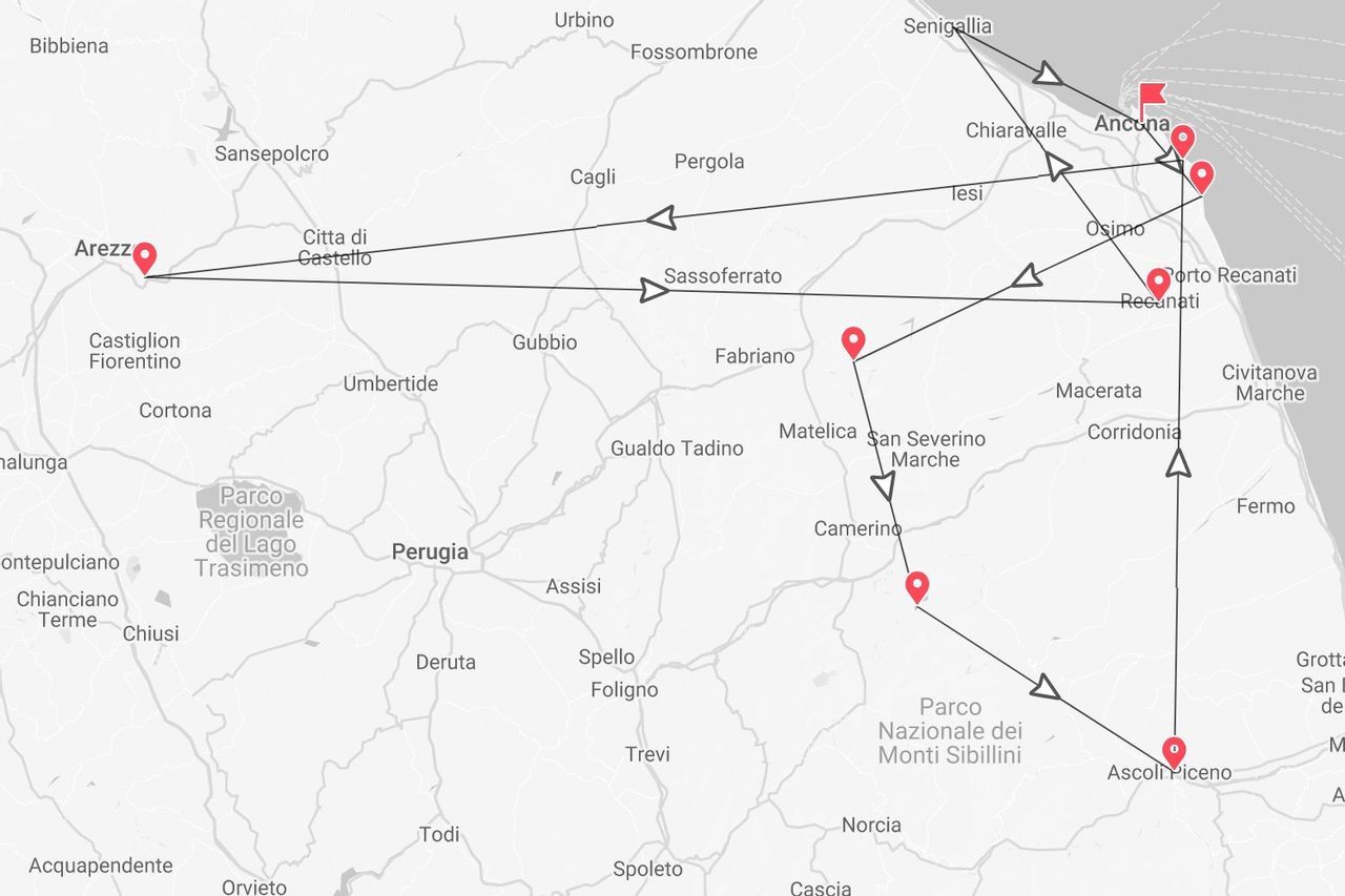Una mappa di un itinerario di viaggio nell'Italia centrale, che collega città come Arezzo, Ancona e Ascoli Piceno con indicatori rossi.