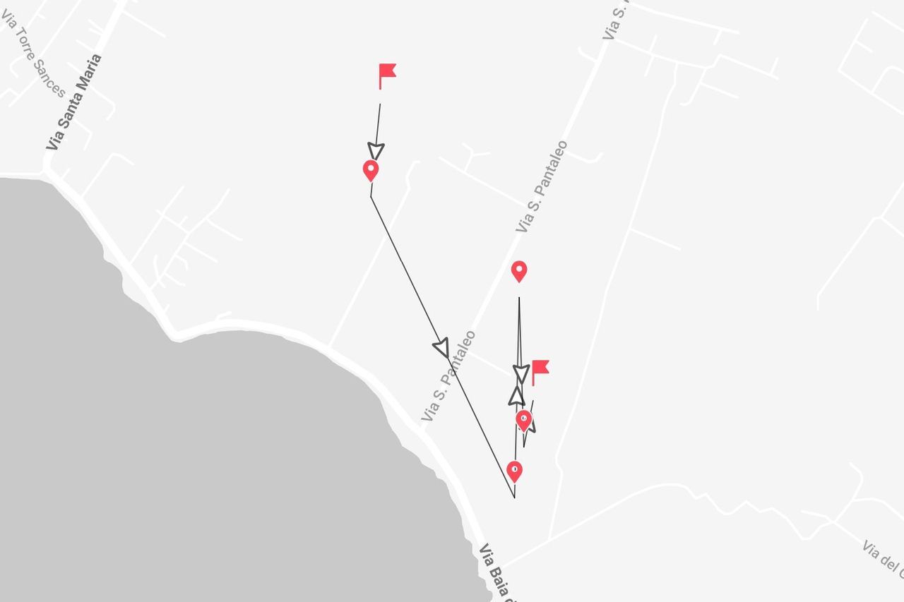 Un mapa que muestra una ruta trazada con marcadores rojos a lo largo de carreteras costeras, incluyendo Via S. Pantaleo y Via Santa Maria.