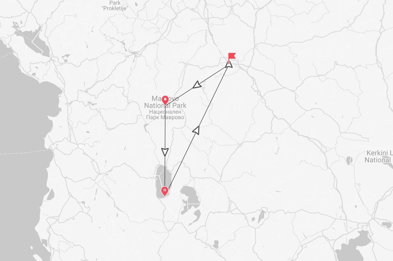 Una mappa minimalista che mostra un itinerario di viaggio con puntine e frecce attraverso il Parco Nazionale di Mavrovo.
