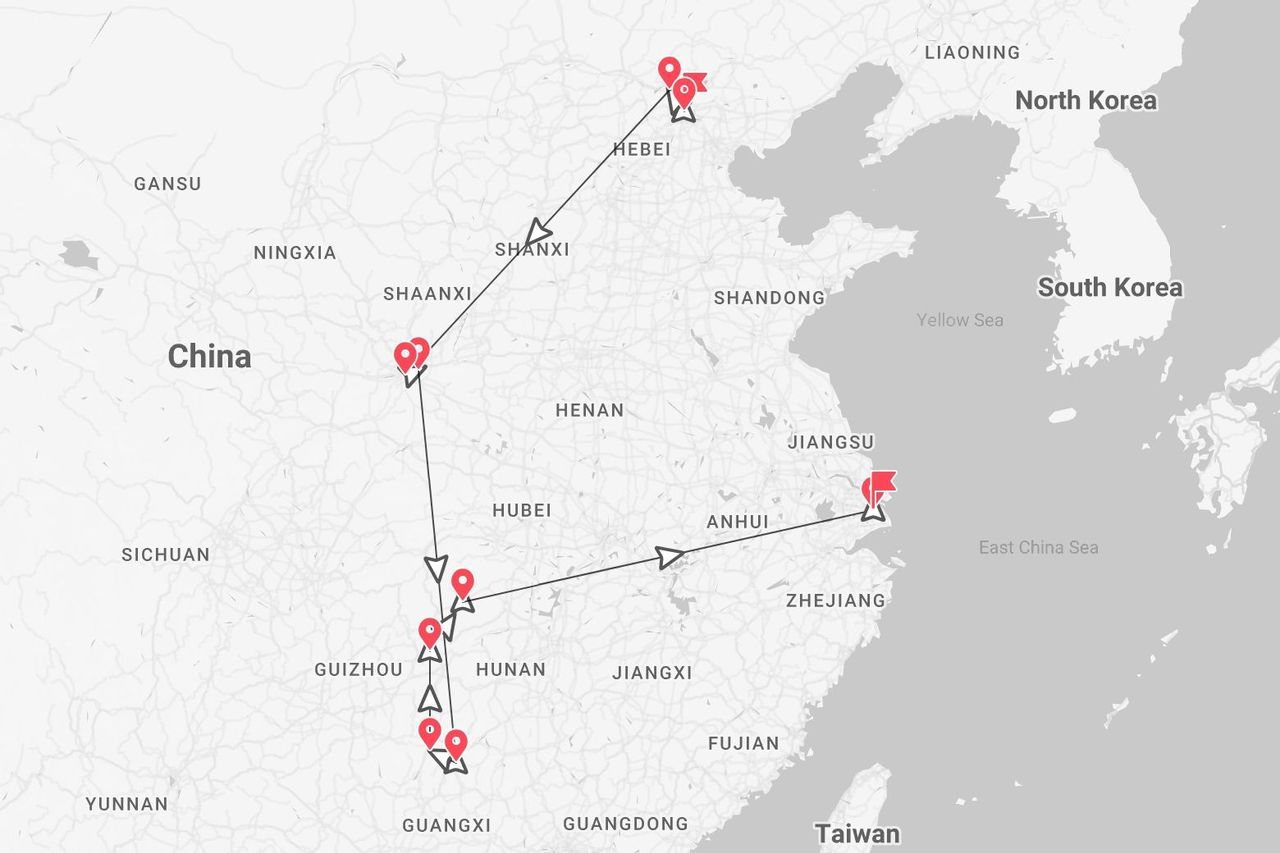 Una mappa della Cina con un itinerario di viaggio segnato da una linea nera e puntine rosse, che inizia a nord, prosegue verso sud e termina sulla costa orientale.