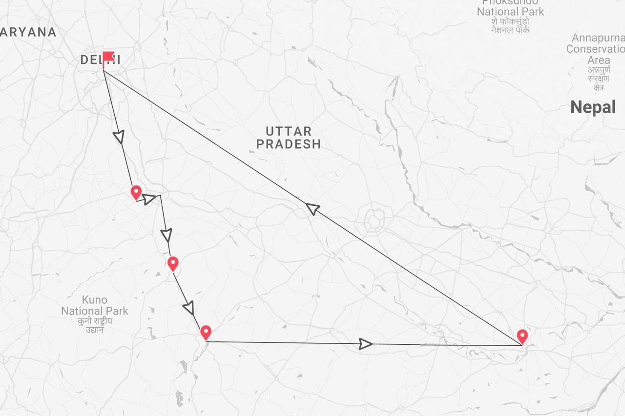 Una mappa di un itinerario di viaggio con partenza e arrivo a Delhi, con tappe attraverso l'Uttar Pradesh, India, e un punto in Nepal.