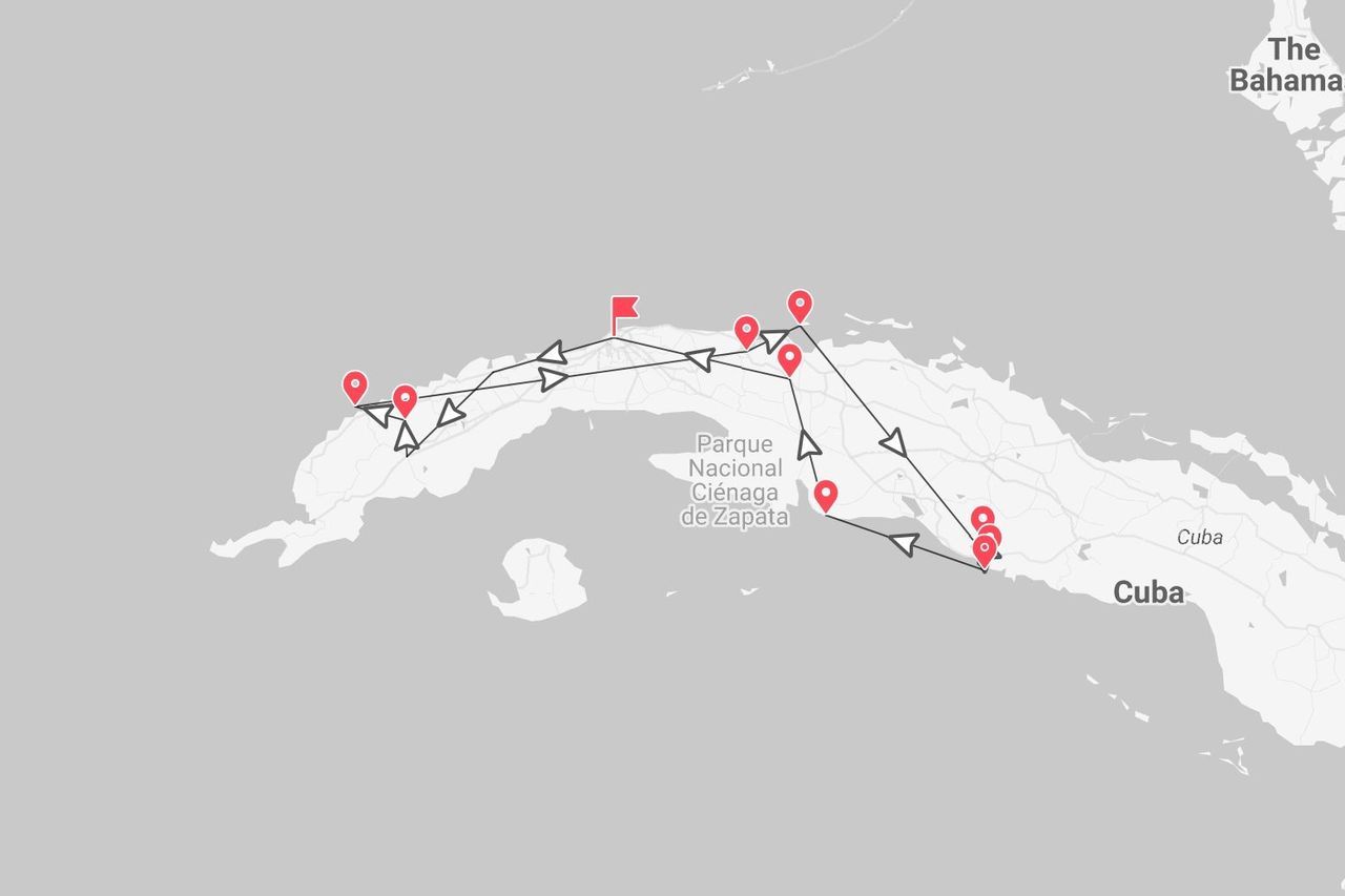 Una mappa che mostra un itinerario di viaggio attraverso l'isola di Cuba, segnato con una linea nera, frecce e segnaposto rossi.