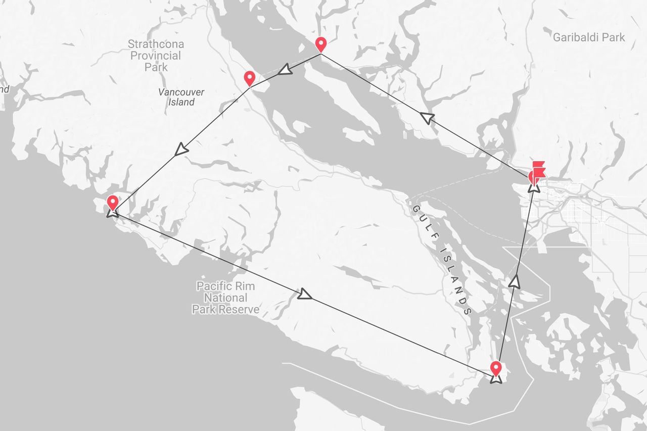 Une carte en niveaux de gris montrant un itinéraire de voyage autour de l'île de Vancouver, avec des arrêts près du Parc provincial Strathcona et de la Réserve de parc national Pacific Rim.
