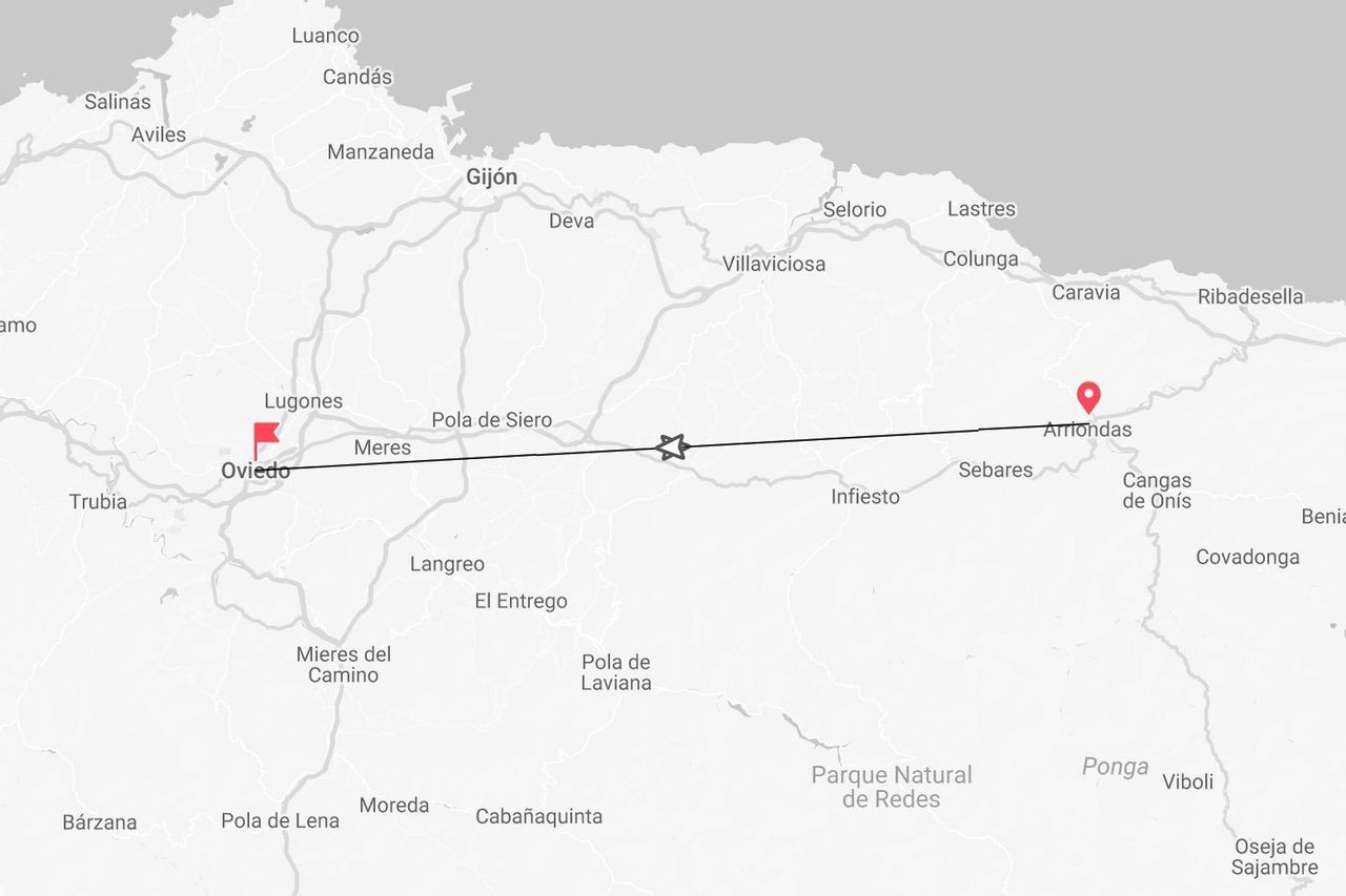 Mapa de ruta de viaje entre Oviedo y Arriondas en España.