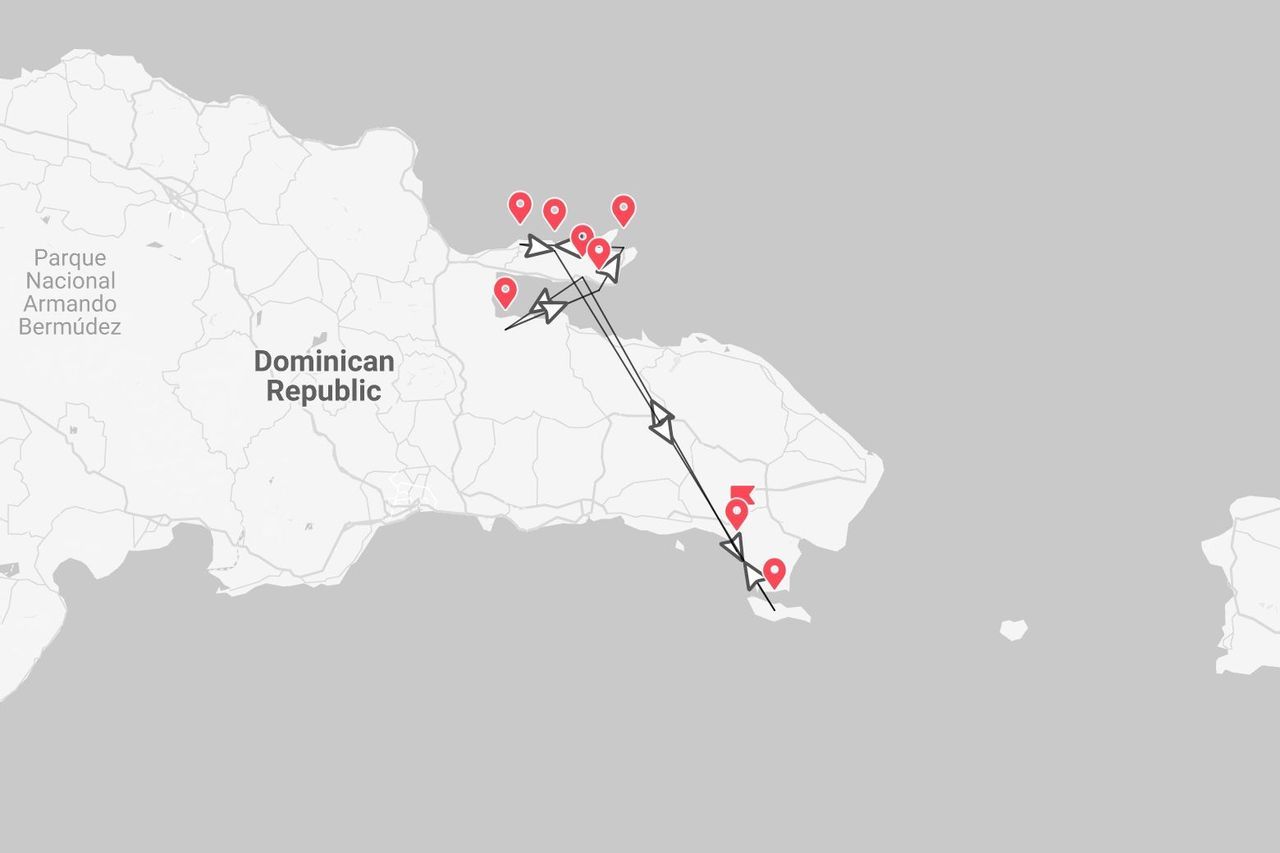Mappa della Repubblica Dominicana con itinerario di viaggio e punti di interesse segnati in rosso.