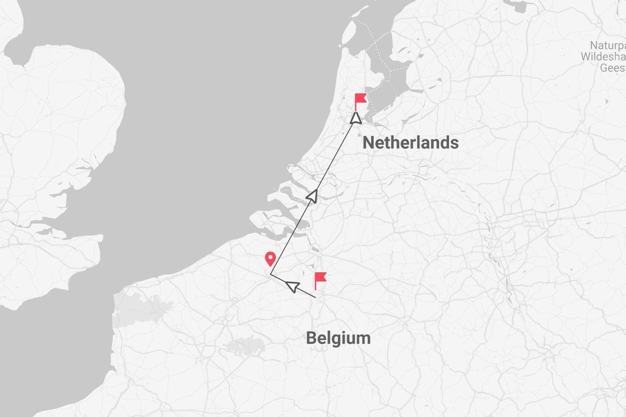Un mapa que muestra una ruta de itinerario de viaje con inicio en Bélgica y fin en los Países Bajos, marcado con banderas y alfileres rojos.