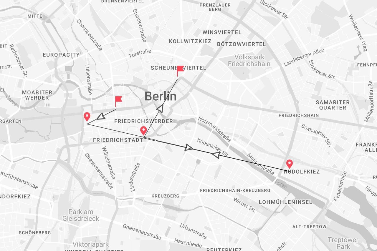 Un mapa en escala de grises de Berlín con una ruta de viaje marcada con alfileres y flechas a través de los distritos centrales.