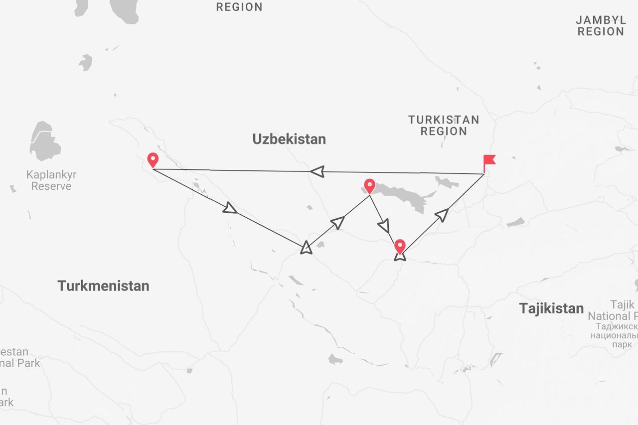 Una mappa che mostra un itinerario di viaggio attraverso l'Uzbekistan, con i paesi vicini Turkmenistan e Tagikistan visibili.