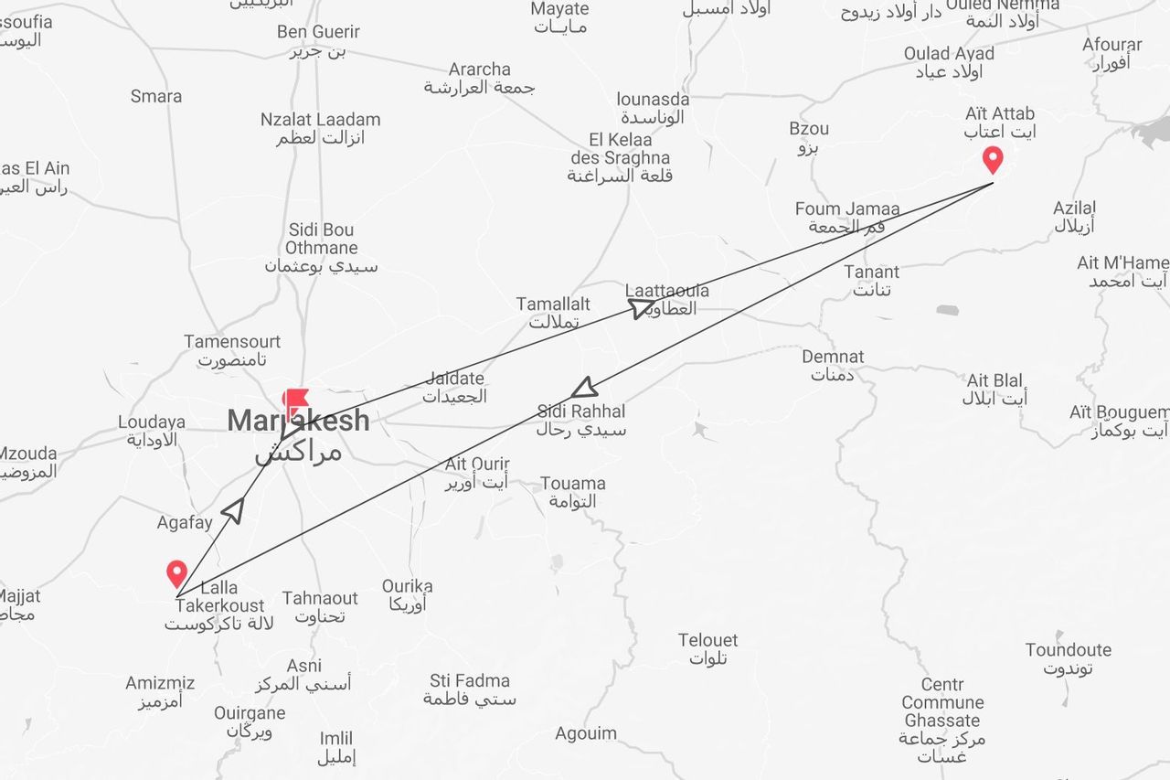 Una mappa in bianco e nero del Marocco che mostra un itinerario di viaggio che collega Marrakech, Lalla Takerkoust e Ait Attab.