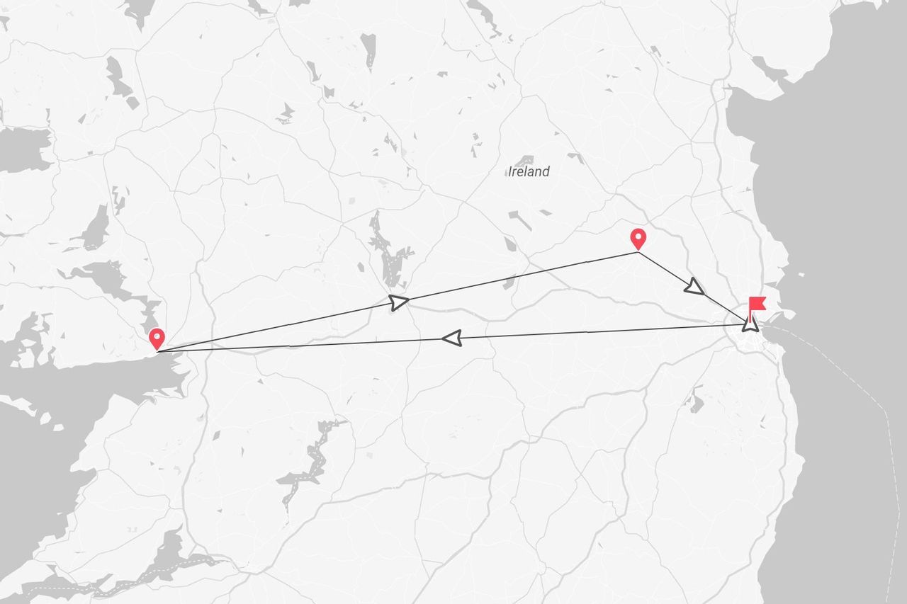 Una mappa in scala di grigi dell'Irlanda che mostra un itinerario di viaggio triangolare contrassegnato da puntine rosse e una bandiera rossa.