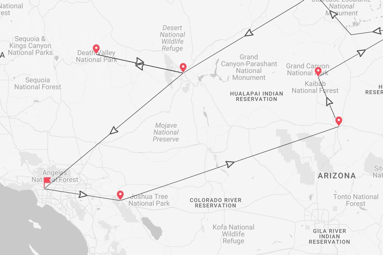 Una mappa che illustra un itinerario di viaggio nei parchi nazionali di California e Arizona, inclusi Joshua Tree, Death Valley e il Grand Canyon.