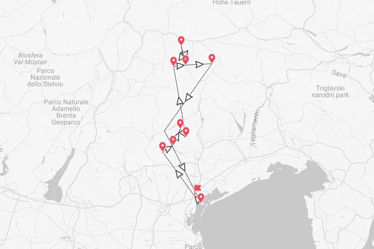 Mappa di un itinerario di viaggio nel nord Italia, contrassegnato da puntine rosse, che attraversa i Parchi Nazionali dello Stelvio e del Triglav.